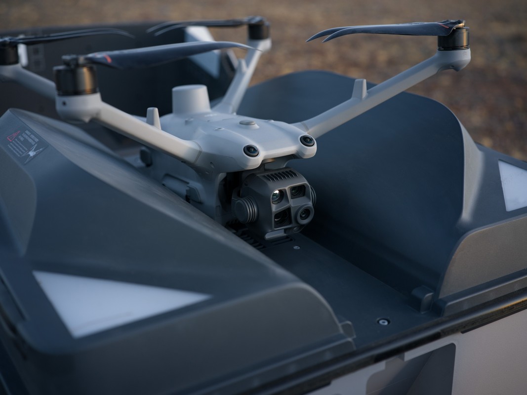 DJI Dock 3 - mit eingesetzter Matrice 4 TD