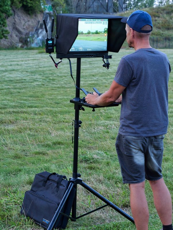 FEELWORLD 21,5 Zoll 1000 Nits Feld-Monitor-Taschen-Set Rehkitz mit Stativ und 2 Akkus (V-Mount)