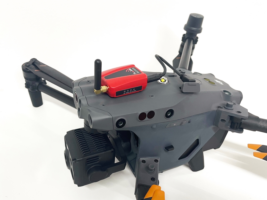UAV FLARM Transponder Aurora auf DJI Matrice 30T, Nahaufnahme 2