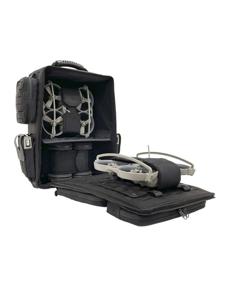Axon (SkyHero) | Taktischer Rucksack inkl. Transporttaschen, bestückt mit zwei Drohnen, leicht seitliche Ansicht