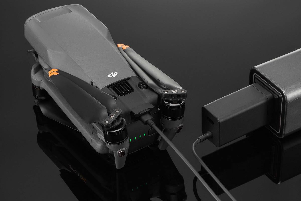 DJI Mavic 3 tragbares Ladegerät, beim Laden einer Mavic 3