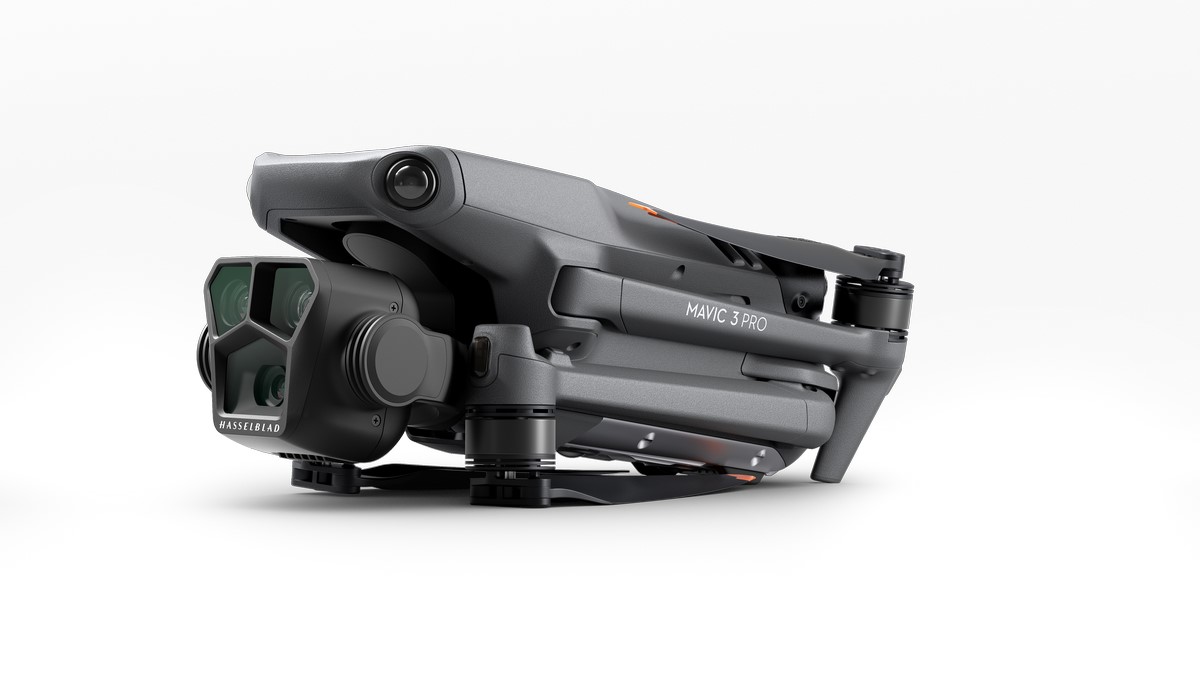DJI Mavic 3 Pro Fly More Combo (DJI RC) - Propeller eingeklappt