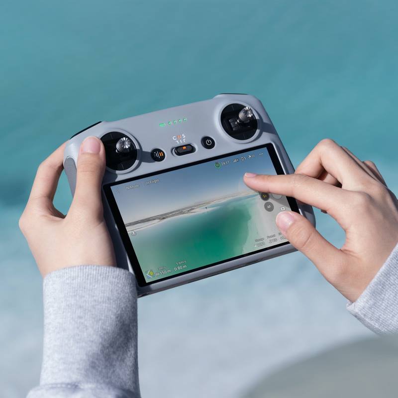 DJI RC Fernsteuerung für Mavic 3 und Mini 3 Pro, in Benutzung durch Person