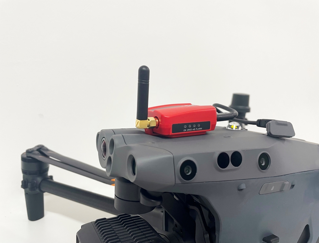 UAV FLARM Transponder Aurora auf DJI Matrice 30T, Nahaufnahme 1