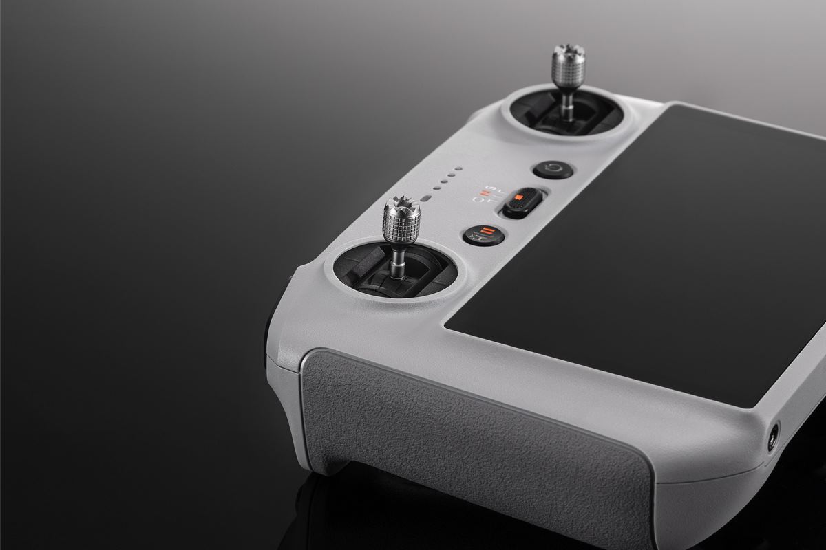 DJI RC | Steuerknüppel - Ansicht mit Fernsteuerung