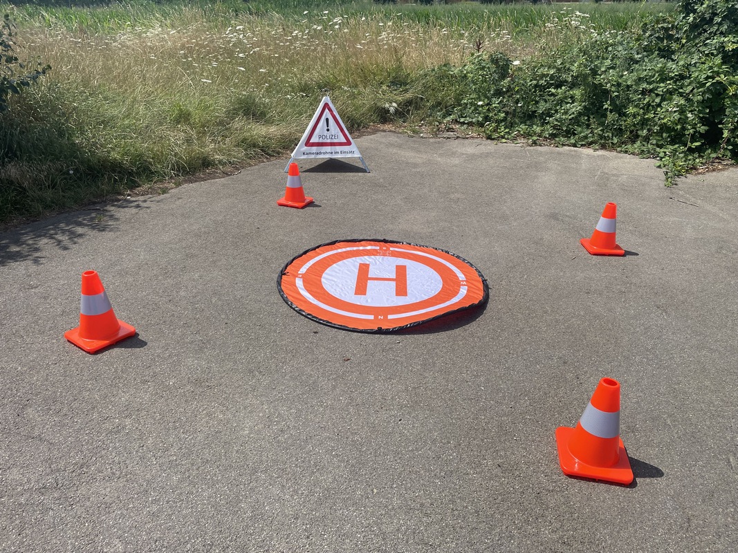 DP | BOS Drohnen Landeplatz Set mit Pylonen und Warnpyramide