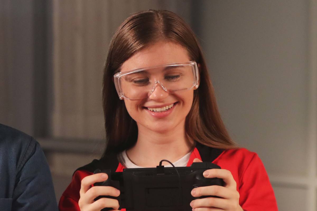 Schutzbrille für DJI RoboMaster S1 - Person mit aufgesetzter Schutzbrille