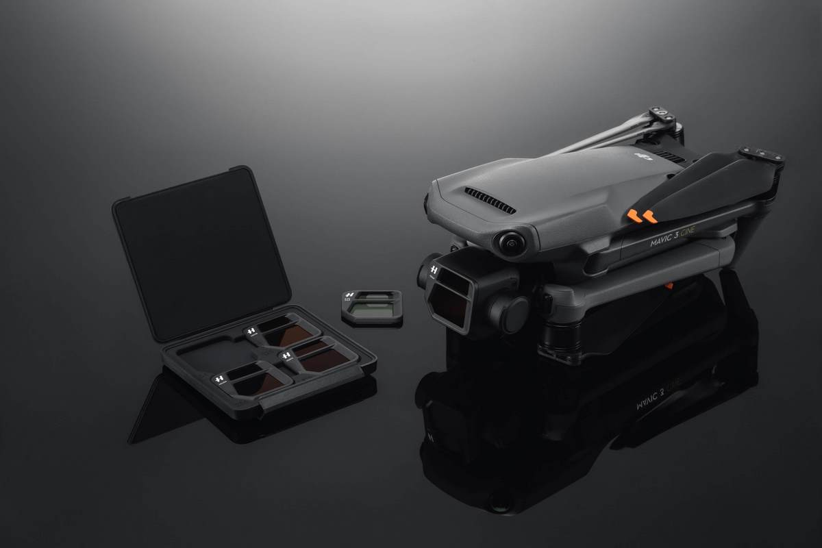 DJI Mavic 3 ND-Filterset (ND64/128/256/512) neben einer Mavic 3 Cine