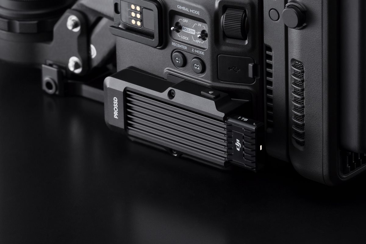 DJI Inspire 3 | DJI PROSSD 1TB an einer Inspire 3