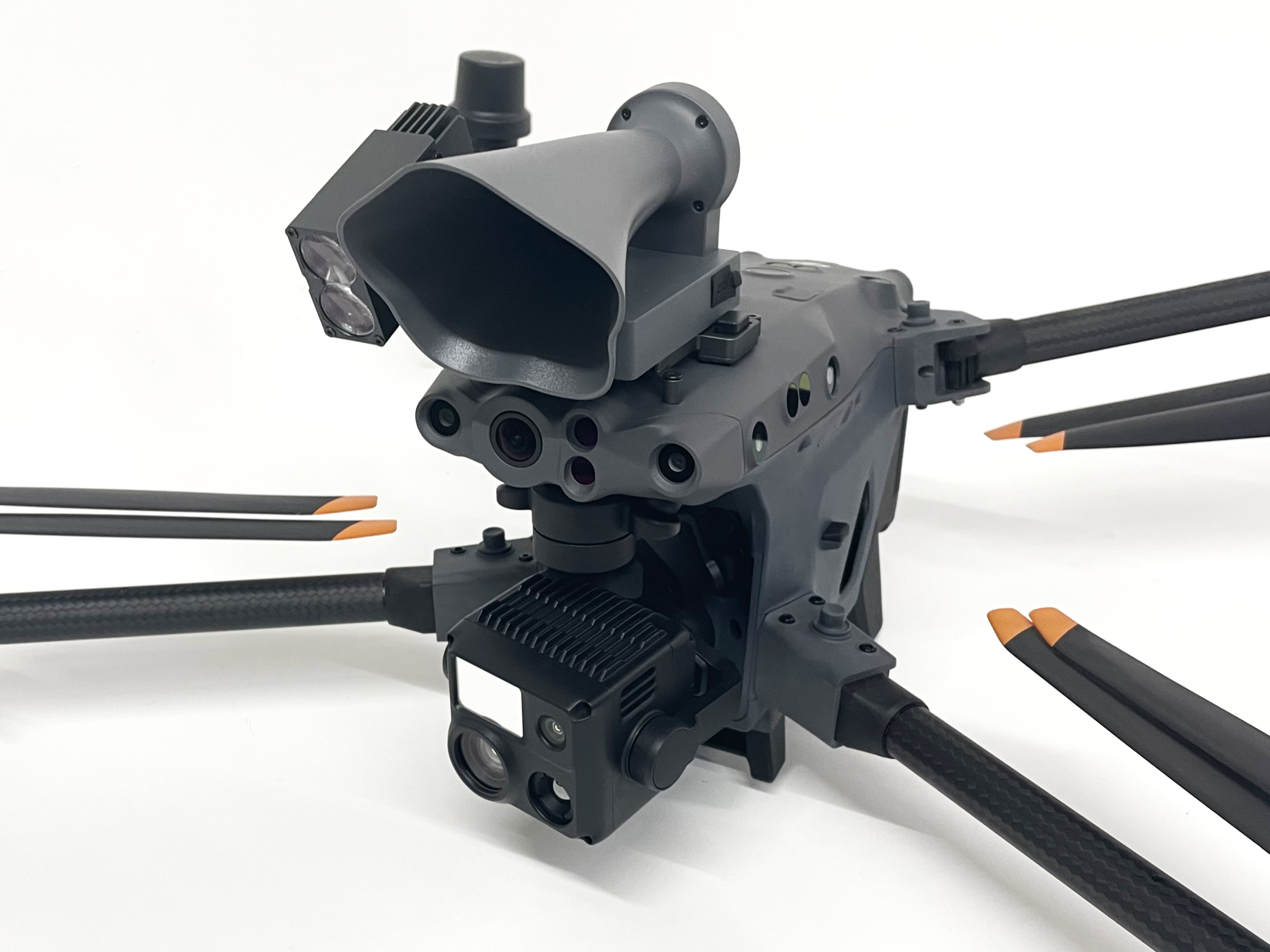 LP12 Suchscheinwerfer- und Lautsprechersystem für DJI M30T, Ansicht auf M30T