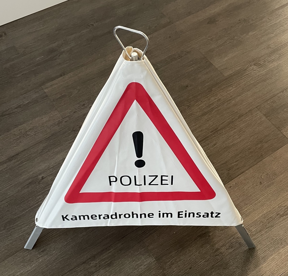 Warnpyramide "Kameradrohne im Einsatz - Polizei" | faltbar 62 cm