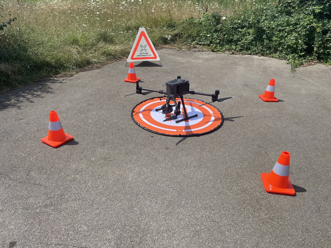 DP | Drohnen Landeplatz Set mit Pylonen und Warnpyramide