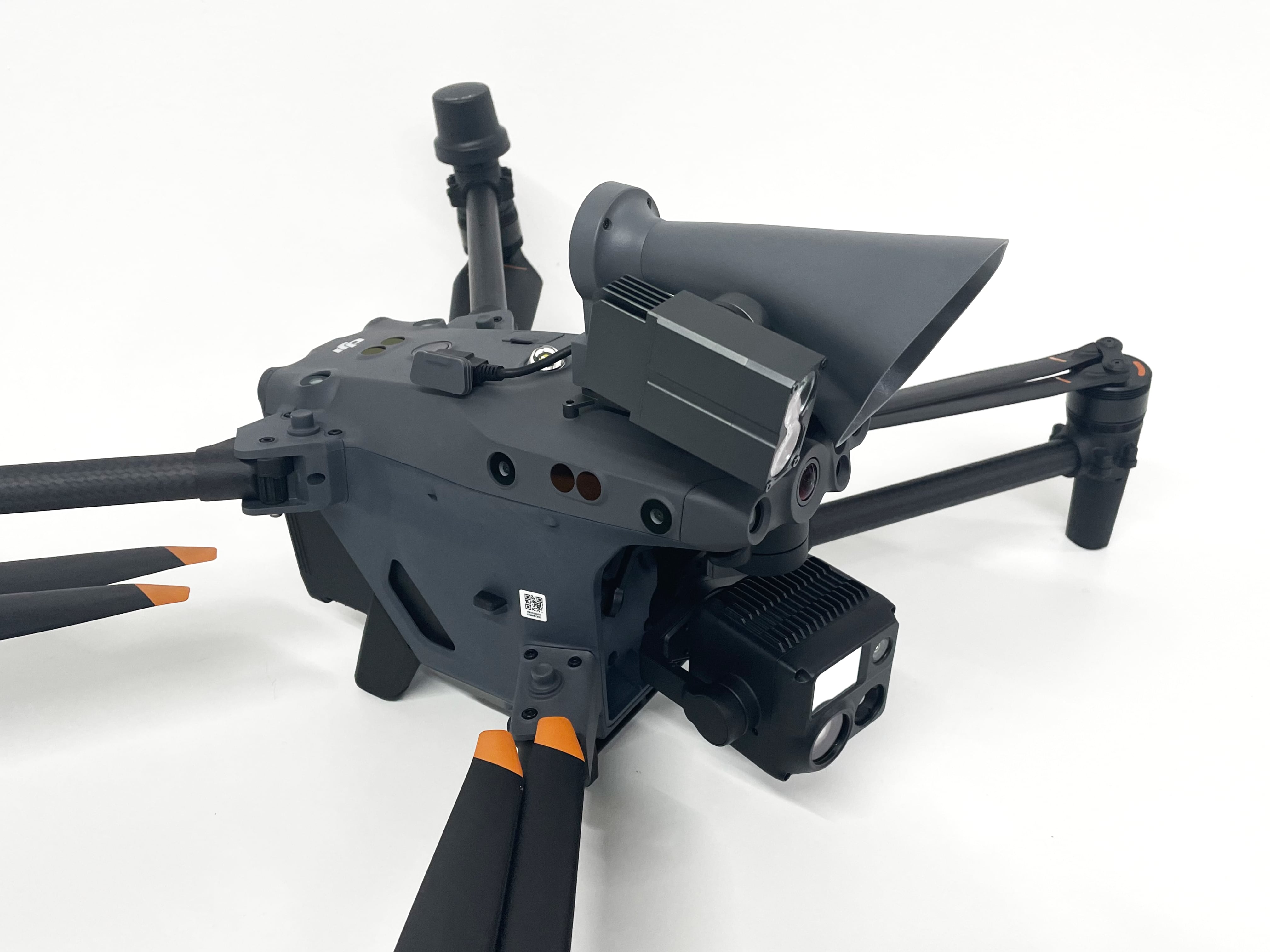 LP12 Suchscheinwerfer- und Lautsprechersystem für DJI M30T, Ansicht auf M30T