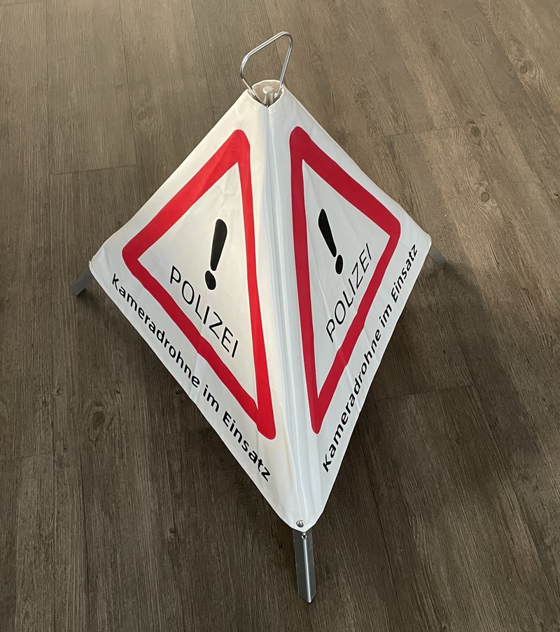 Warnpyramide "Kameradrohne im Einsatz - Polizei" | faltbar 62 cm
