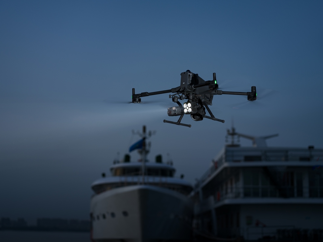 DJI Matrice M400 | (ohne Ladestation, Akkus / inkl. 12 Monate DJI Care Enterprise Plus)