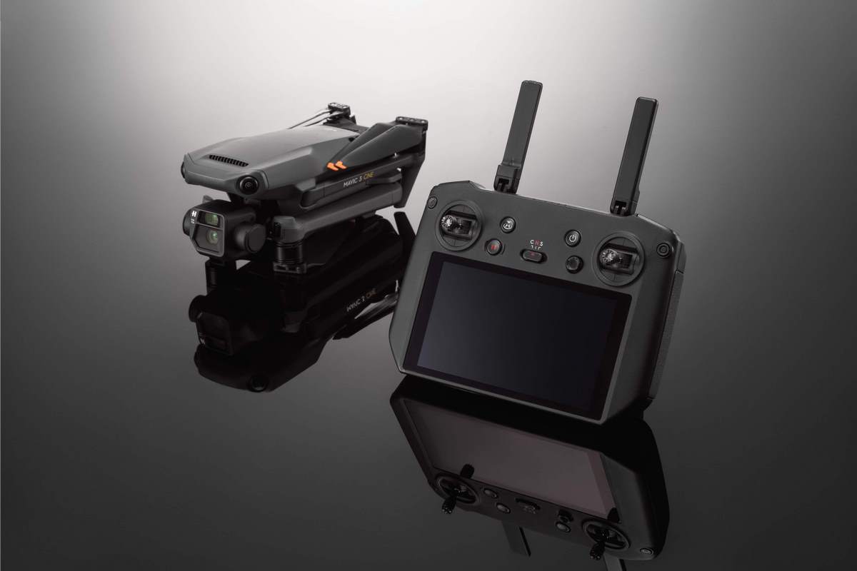DJI RC Pro für Mavic 3 Cine - Abbildung mit Mavic 3