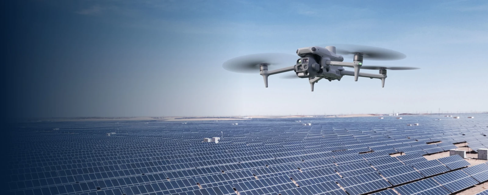 DJI Matrice 4T bei der Inspektion einer Photovoltaikanlage