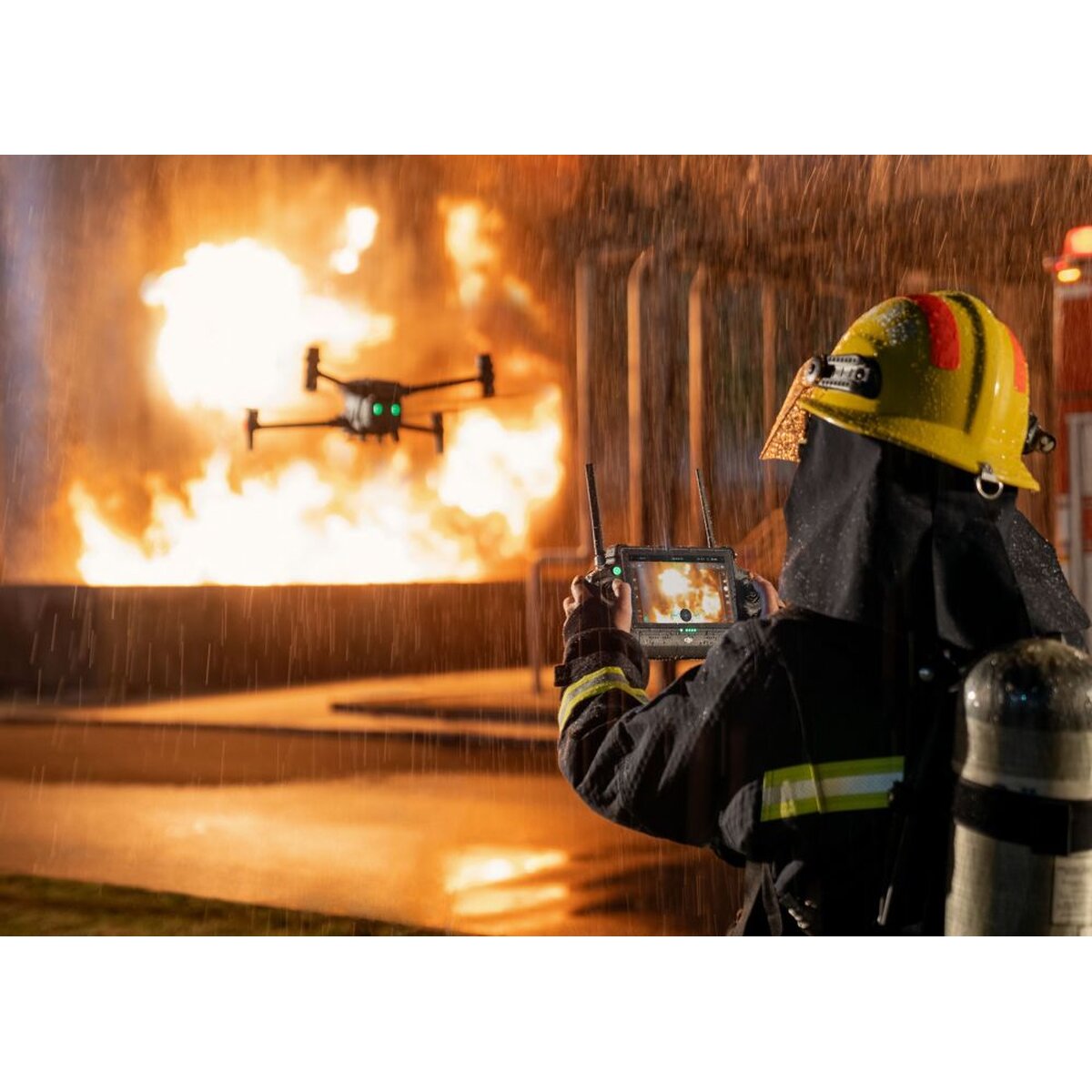 Matrice 30T im Einsatz mit Feuerwehrmann