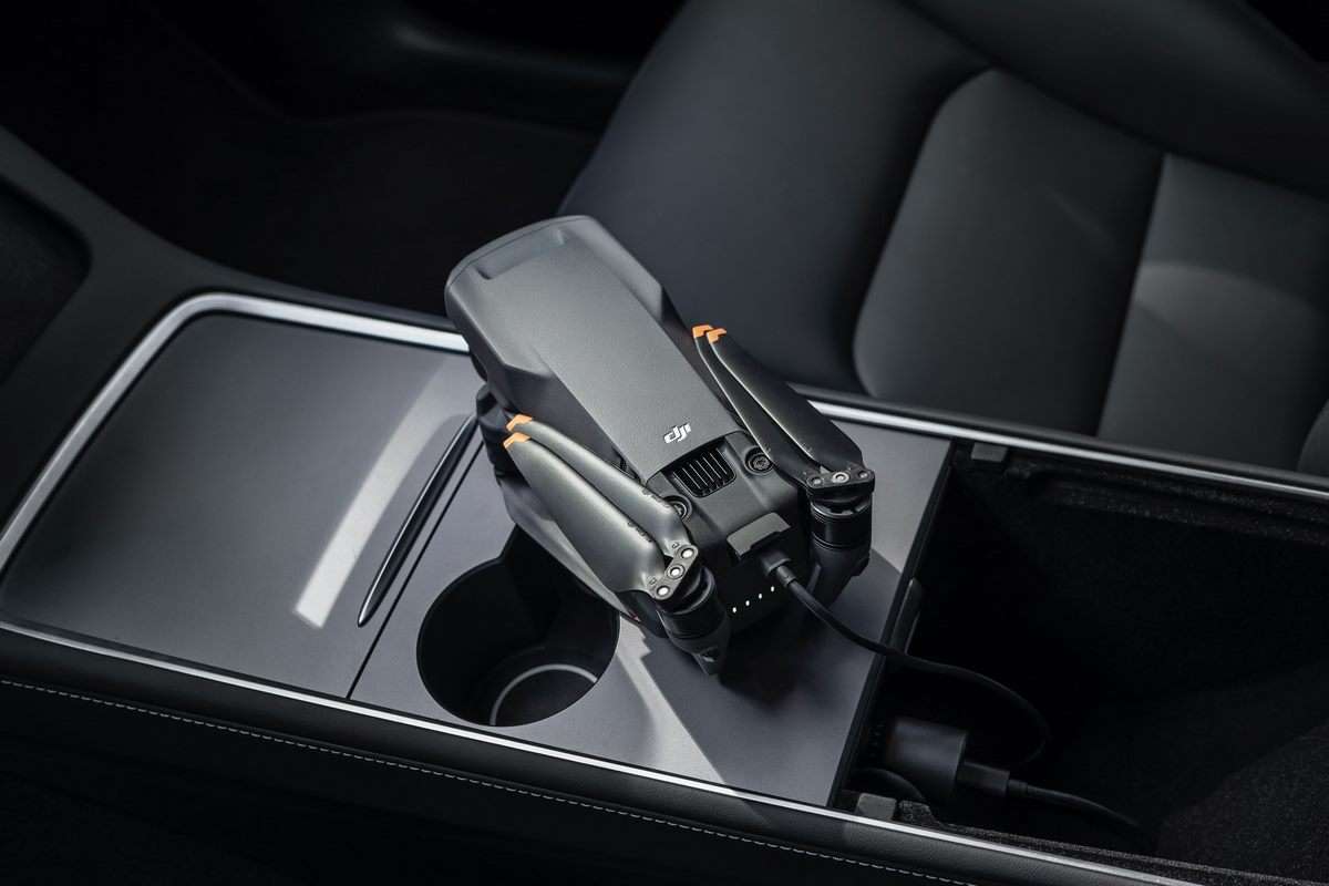 DJI Mavic 3 KFZ Ladegerät - beim Laden in einem KFZ